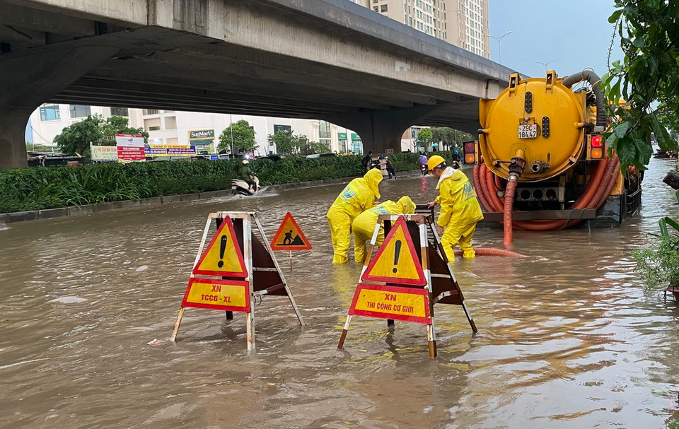 Một số điểm trên đường Nguyễn Xiển bị ngập sâu trong nước. (Ảnh: TTXVN phát)