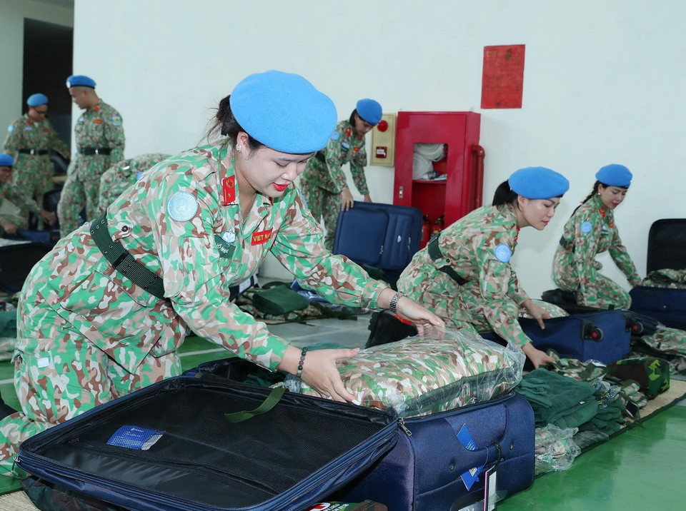 Nữ sỹ quan Bệnh viện dã chiến cấp 2 số 6 chuẩn bị quân tư trang, sẵn sàng cho ngày lên đường làm nhiệm vụ. (Ảnh: Trọng Đức/TTXVN)