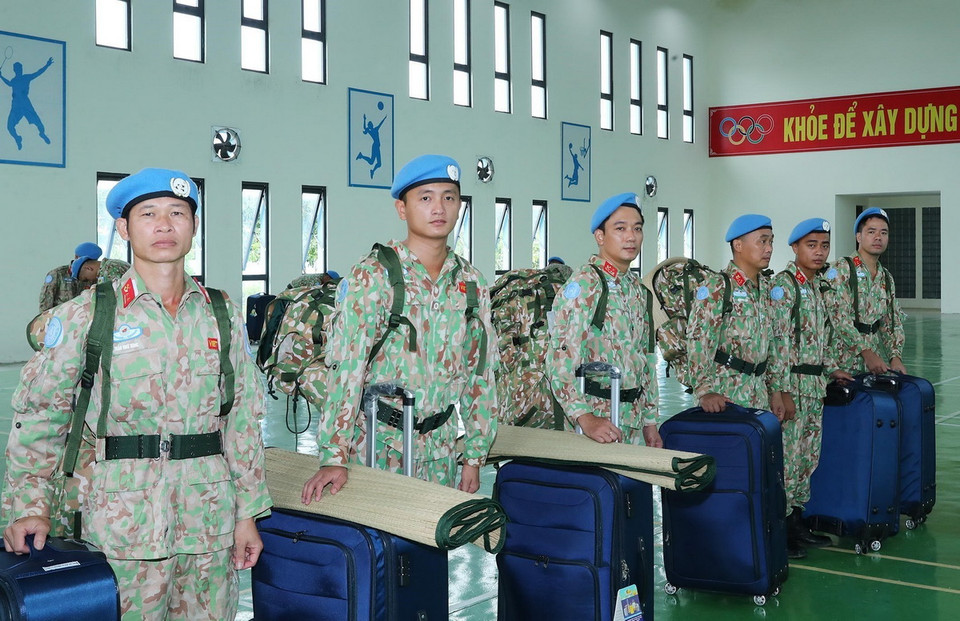 Các sỹ quan Đội Công binh số 3 chuẩn bị quân tư trang, sẵn sàng cho ngày lên đường làm nhiệm vụ. (Ảnh: Trọng Đức/TTXVN)