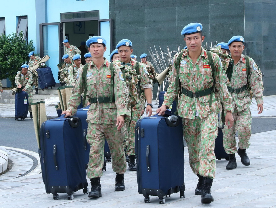 Các sỹ quan Đội Công binh số 3 sẵn sàng cho ngày lên đường làm nhiệm vụ. (Ảnh: Trọng Đức/TTXVN)