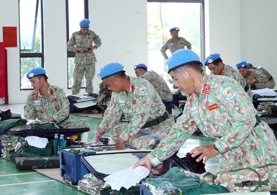 Các sỹ quan Đội Công binh số 3 chuẩn bị quân tư trang, sẵn sàng cho ngày lên đường làm nhiệm vụ. (Ảnh: Trọng Đức/TTXVN)