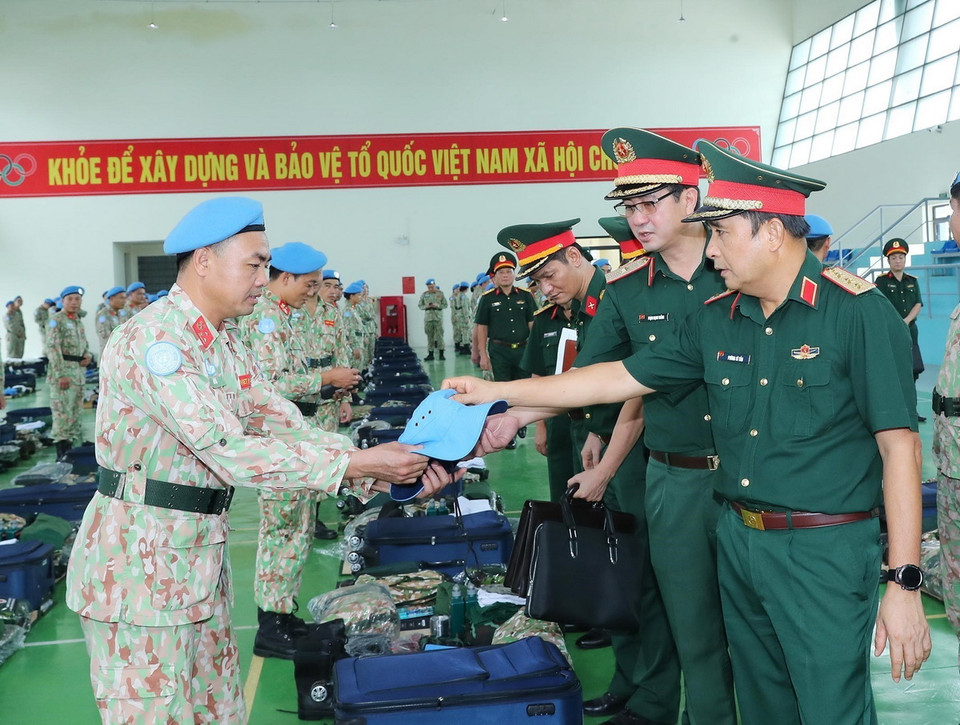 Thượng tướng Phùng Sĩ Tấn, Phó Tổng Tham mưu trưởng Quân đội Nhân dân Việt Nam kiểm tra, động viên các sỹ quan trước ngày lên đường. (Ảnh: Trọng Đức/TTXVN)