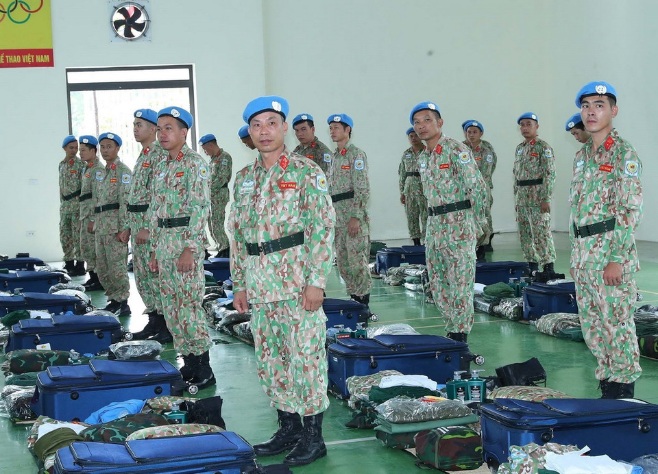 Các sỹ quan Đội Công binh số 3 chuẩn bị quân tư trang, sẵn sàng cho ngày lên đường làm nhiệm vụ. (Ảnh: Trọng Đức/TTXVN)