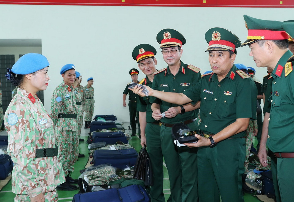 Thượng tướng Phùng Sĩ Tấn, Phó Tổng Tham mưu trưởng Quân đội Nhân dân Việt Nam kiểm tra, động viên các sỹ quan trước ngày lên đường. (Ảnh: Trọng Đức/TTXVN)