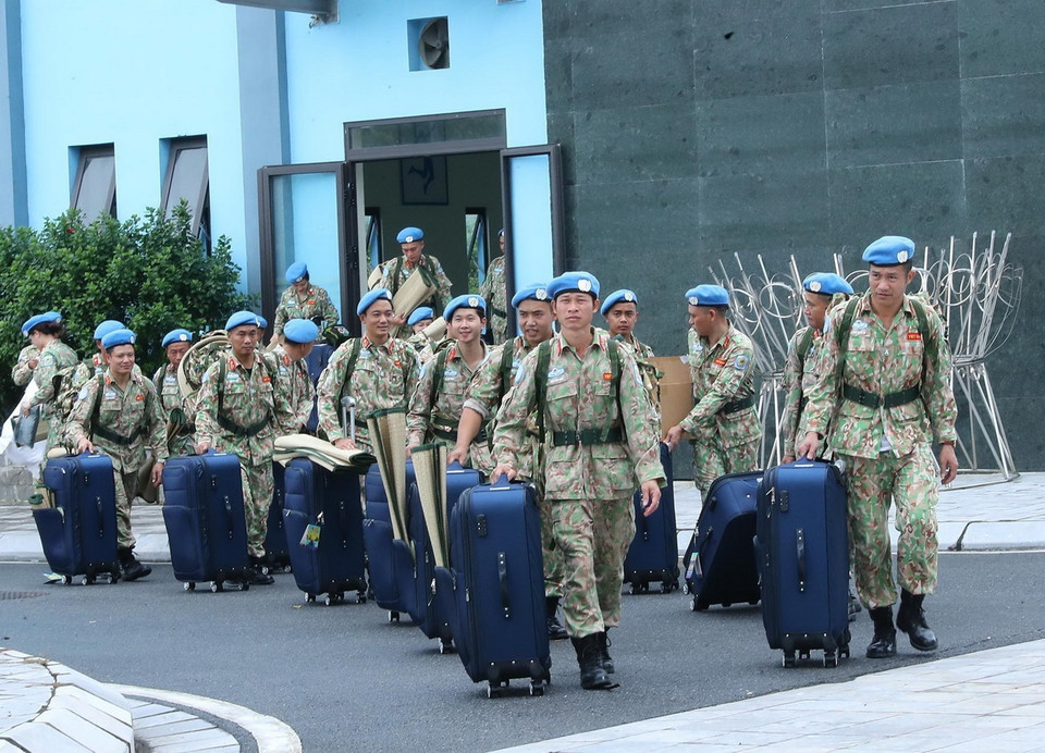 Các sỹ quan Đội Công binh số 3 sẵn sàng cho ngày lên đường làm nhiệm vụ. (Ảnh: Trọng Đức/TTXVN)