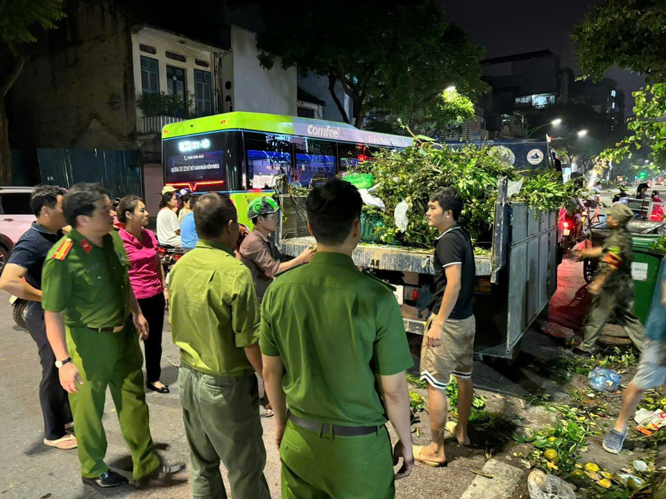 Với gần 40 cây đổ gãy trên địa bàn, các lực lượng chức năng, chính quyền phường Phạm Đình Hổ (quận Hai Bà Trưng, Hà Nội) đã khẩn trương thu dọn, giải tỏa, đảm bảo giao thông cho các trục đường chính, khu vực trung tâm. (Ảnh: Minh Nghĩa/Vietnam+)