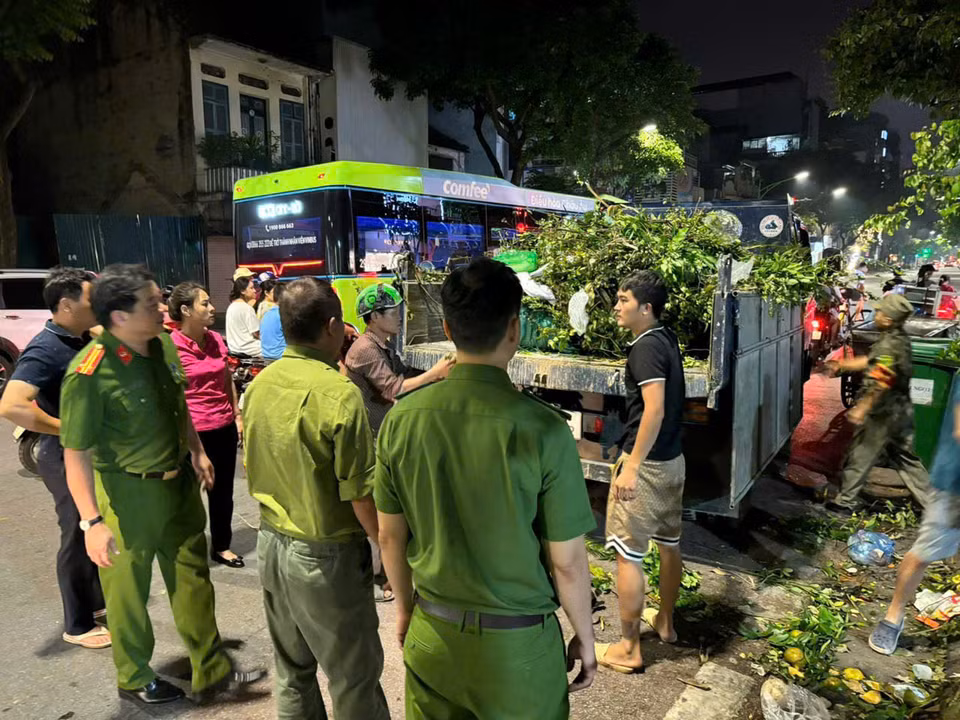 Với gần 40 cây đổ gãy trên địa bàn, các lực lượng chức năng, chính quyền phường Phạm Đình Hổ (quận Hai Bà Trưng, Hà Nội) đã khẩn trương thu dọn, giải tỏa, đảm bảo giao thông cho các trục đường chính, khu vực trung tâm. (Ảnh: Minh Nghĩa/Vietnam+)