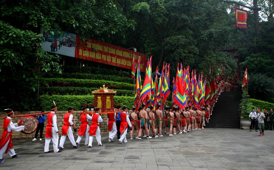 Đoàn dâng hương từ sân trung tâm lễ hội lên đền Thượng. (Ảnh: Thanh Tùng/TTXVN)