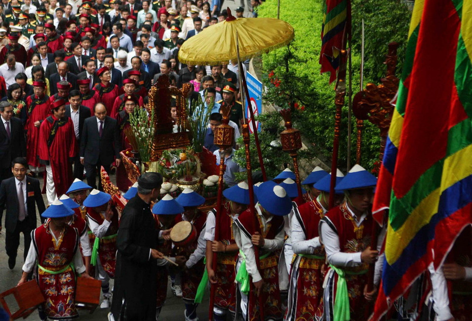 Đoàn dâng hương từ sân trung tâm lễ hội lên đền Thượng. (Ảnh: Thanh Tùng/TTXVN)