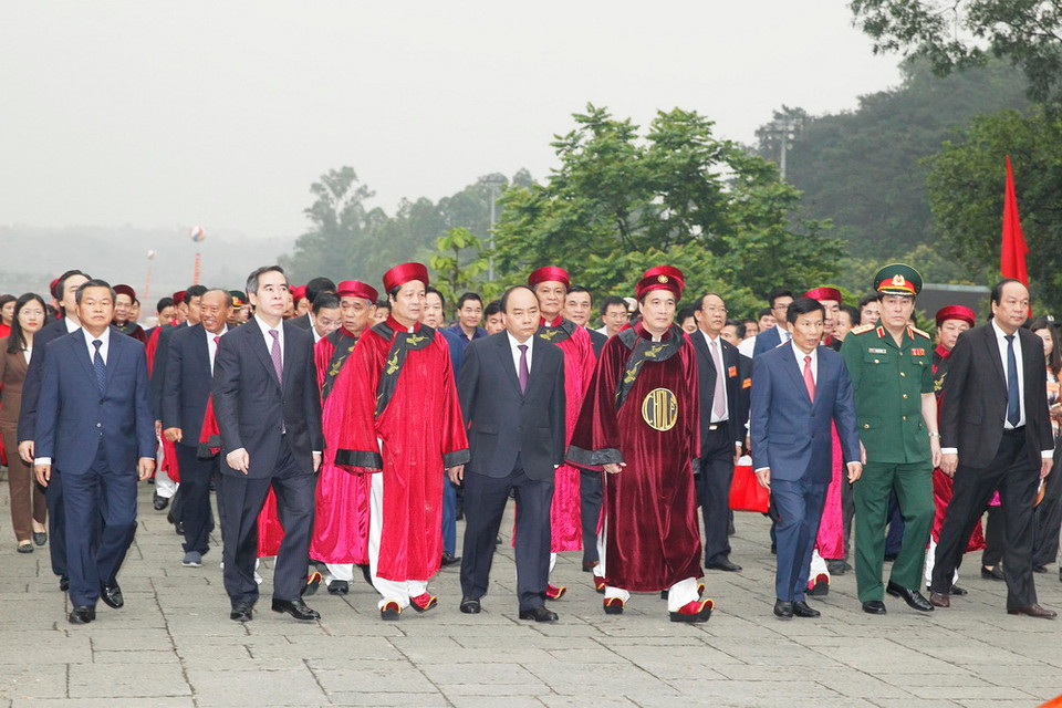 Thủ tướng Nguyễn Xuân Phúc và các đồng chí lãnh đạo Đảng, Nhà nước tại Khu di tích lịch sử Quốc gia đặc biệt Đền Hùng, tỉnh Phú Thọ. (Ảnh: Lâm Khánh/TTXVN)