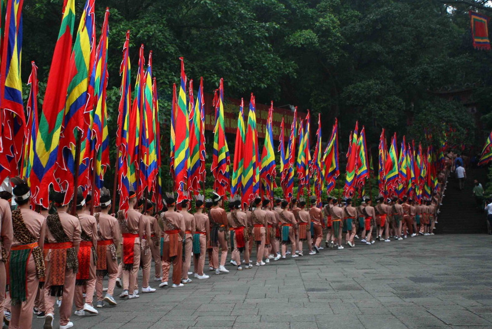 Đoàn dâng hương từ sân trung tâm lễ hội lên đền Thượng. (Ảnh: Thanh Tùng/TTXVN)