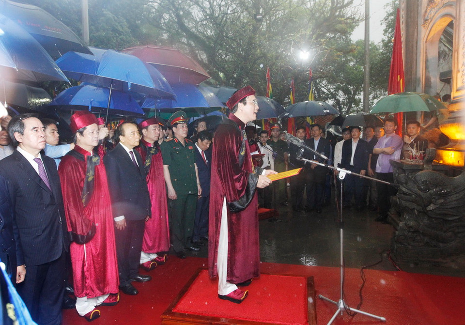 Thủ tướng Nguyễn Xuân Phúc và các đại biểu dự lễ tưởng niệm các Vua Hùng tại Đền Thượng thuộc Khu di tích lịch sử Quốc gia đặc biệt Đền Hùng. (Ảnh: Lâm Khánh/TTXVN)