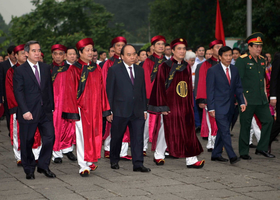 Thủ tướng Nguyễn Xuân Phúc cùng nhiều vị lãnh đạo Đảng, Nhà nước dự lễ dâng hương tưởng niệm các Vua Hùng tại Khu di tích lịch sử Quốc gia đặc biệt Đền Hùng, tỉnh Phú Thọ. (Ảnh: Thanh Tùng/TTXVN)