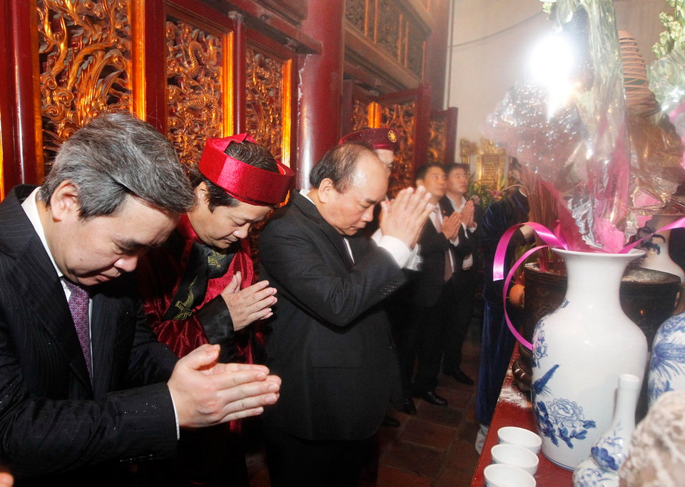 Thủ tướng Nguyễn Xuân Phúc và các đại biểu dâng hương tại Đền Thượng thuộc Khu di tích lịch sử Quốc gia đặc biệt Đền Hùng. (Ảnh: Lâm Khánh/TTXVN)