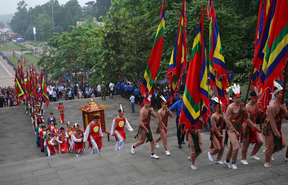 Đoàn dâng hương từ sân trung tâm lễ hội lên đền Thượng. (Ảnh: Thanh Tùng/TTXVN)