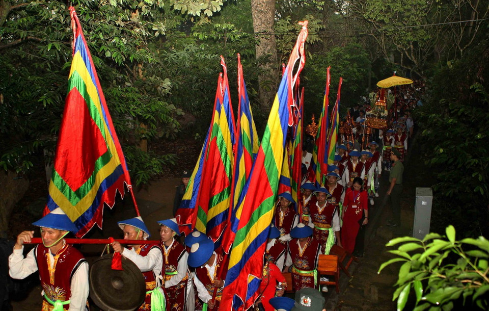 Đoàn dâng hương từ sân trung tâm lễ hội lên đền Thượng. (Ảnh: Thanh Tùng/TTXVN)