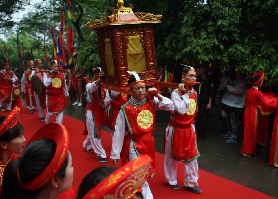 Đoàn dâng hương từ sân trung tâm lễ hội lên đền Thượng. (Ảnh: Thanh Tùng/TTXVN)