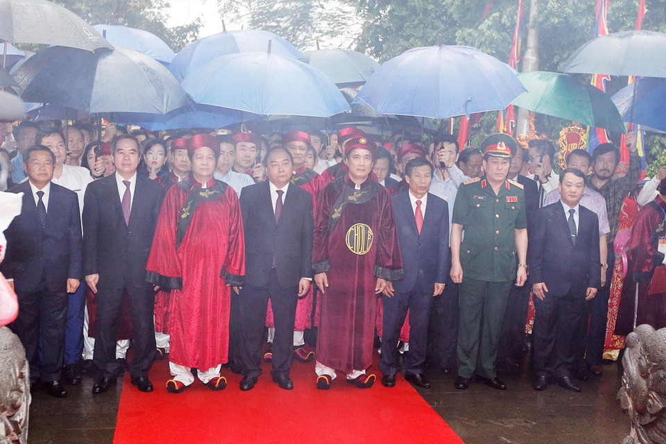 Thủ tướng Nguyễn Xuân Phúc và các đại biểu dâng hương tại Đền Thượng thuộc Khu di tích lịch sử Quốc gia đặc biệt Đền Hùng. (Ảnh: Lâm Khánh/TTXVN)