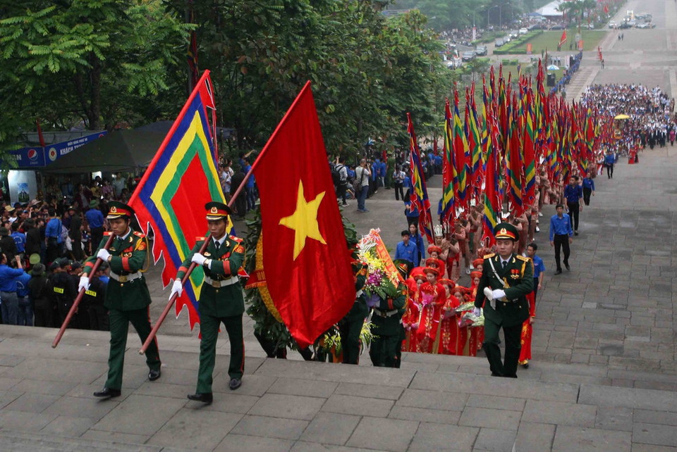 Đoàn dâng hương từ sân trung tâm lễ hội lên đền Thượng. (Ảnh: Thanh Tùng/TTXVN)