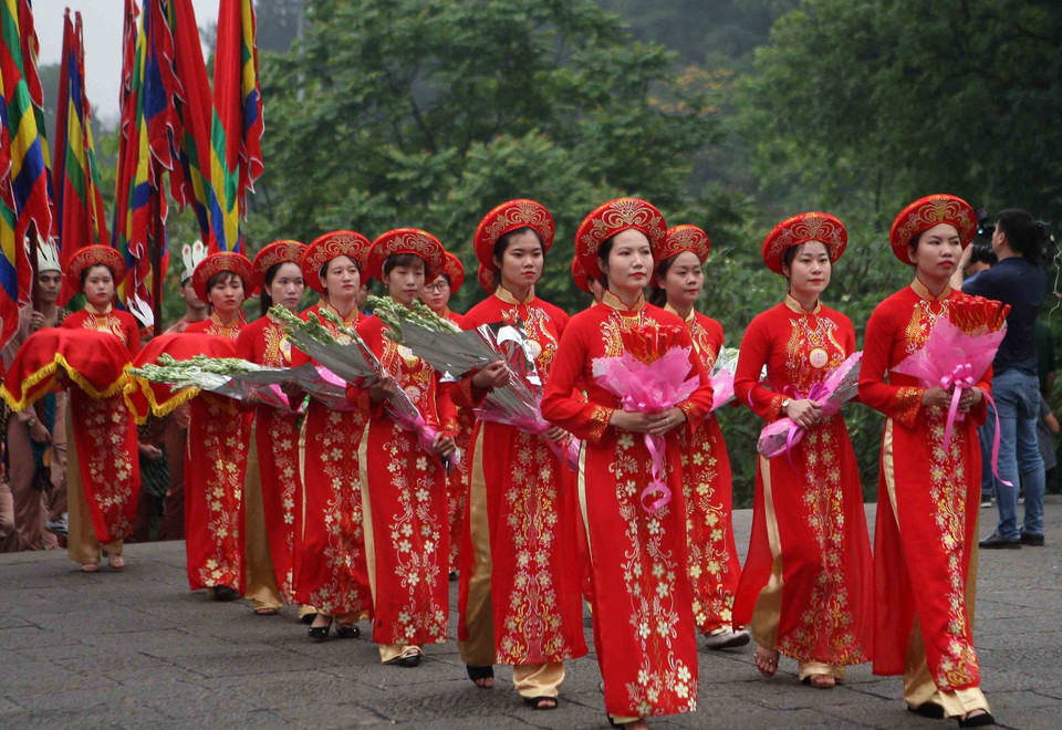 Đoàn dâng hương từ sân trung tâm lễ hội lên đền Thượng. (Ảnh: Thanh Tùng/TTXVN)