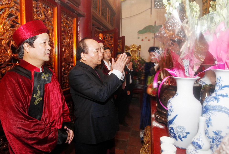 Thủ tướng Nguyễn Xuân Phúc và các đại biểu dâng hương tại Đền Thượng thuộc Khu di tích lịch sử Quốc gia đặc biệt Đền Hùng. (Ảnh: Lâm Khánh/TTXVN)