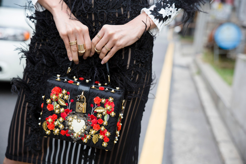 Chiếc váy xuyên thấu Lan Khuê mặc của nhà thiết kế Lê Ngọc Lâm, túi Dolce &amp; Gabbana. (Ảnh: Thuận Ngân)