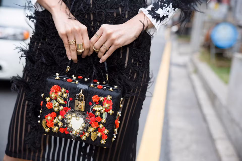 Chiếc váy xuyên thấu Lan Khuê mặc của nhà thiết kế Lê Ngọc Lâm, túi Dolce &amp; Gabbana. (Ảnh: Thuận Ngân)
