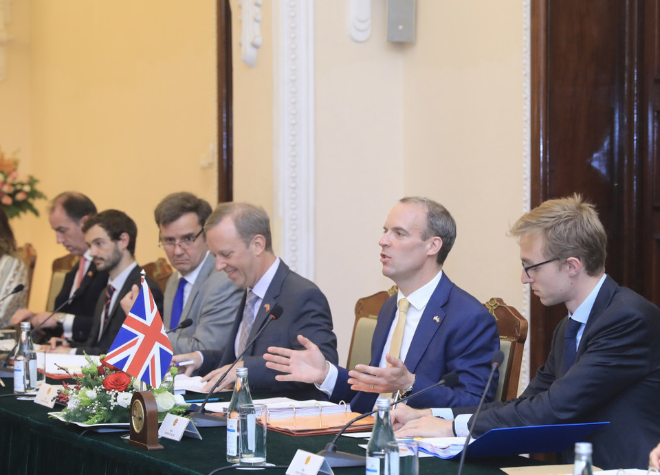 Bộ trưởng Ngoại giao và Phát triển Vương quốc Anh Dominic Râb hội đàm với Bộ trưởng Bộ Ngoại giao Bùi Thanh Sơn. (Ảnh: Lâm Khánh/TTXVN)