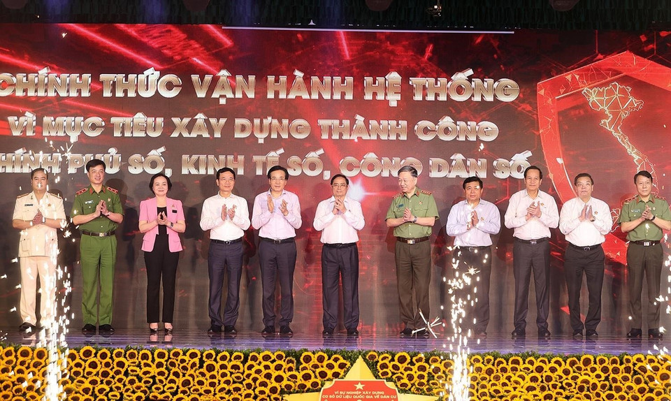 Thủ tướng Chính phủ Phạm Minh Chính và các đại biểu thực hiện Lễ công bố vận hành chính thức 2 hệ thống này từ ngày 1/7/2021. (Ảnh: Dương Giang/TTXVN)