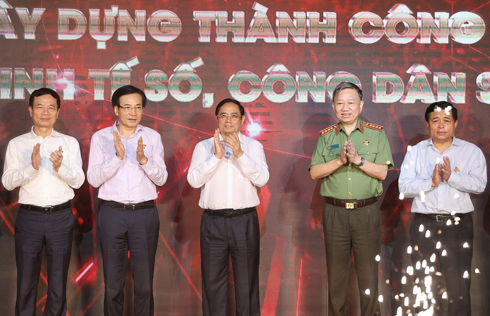 Thủ tướng Chính phủ Phạm Minh Chính và các đại biểu thực hiện Lễ công bố vận hành chính thức 2 hệ thống này từ ngày 1/7/2021. (Ảnh: Dương Giang/TTXVN)