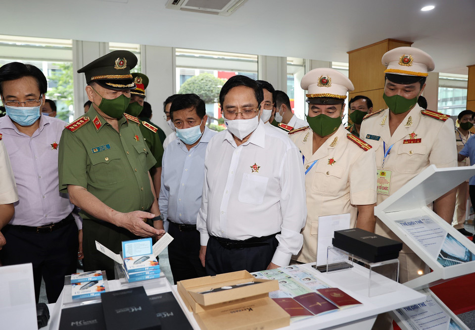  Thủ tướng Chính phủ Phạm Minh Chính tham quan trưng bày các trang thiết bị phục vụ Dự án Cơ sở dữ liệu quốc gia về dân cư. (Ảnh: Dương Giang/TTXVN)