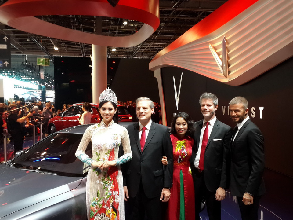 Khách mời đặc biệt biệt của Vinfast cùng Phó Chủ tịch Hội đồng quản trị Tập đoàn Vingroup, kiêm Chủ tịch Vinfast trình diện trước báo chí quốc tế. (Ảnh: Toàn Trí/TTXVN)