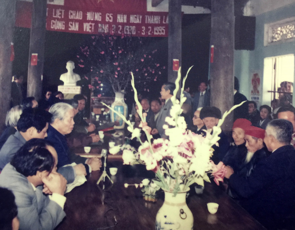 Nguyên Tổng Bí thư Đỗ Mười thăm Đảng bộ xã Đông Mỹ (năm 1995), nhân kỷ niệm 65 năm Ngày thành lập Đảng Cộng sản Việt Nam. (Ảnh: TTXVN)