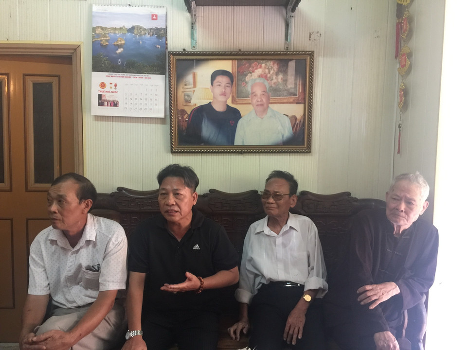 Các con cháu quê hương Đông Mỹ xúc động ôn lại những kỷ niệm về nguyên Tổng Bí thư Đỗ Mười. (Ảnh: Minh Nghĩa/TTXVN)