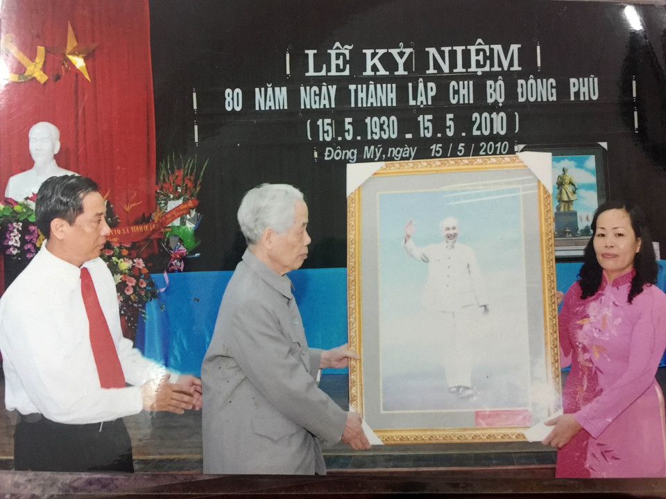 Nguyên Tổng Bí thư Đỗ Mười trao tặng bức ảnh Bác Hồ cho Chi bộ Đông Phù, xã Đông Mỹ, huyện Thanh Trì, Hà Nội nhân kỷ niệm 80 năm ngày thành lập (năm 2010). (Ảnh: TTXVN)