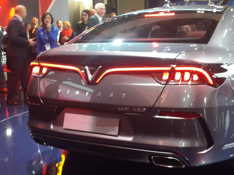Phần đuôi xe Sedan A2.0 của Vinfast. (Ảnh: Toàn Trí/TTXVN)
