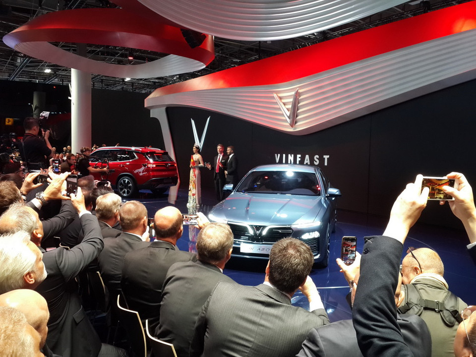 Các đại biểu và quan khách quốc tế đang chiêm ngưỡi dòng xe Sedan LUX A2.0 của Vinfast tại Triển lãm quốc tế Paris Motor Show 2018. (Ảnh: Toàn Trí/TTXVN)