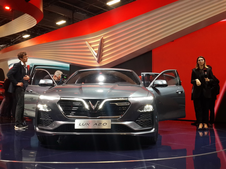 Vinfast giới thiệu dòng xe Sedan A2.0 tại Triển lãm quốc tế Paris Motor Show 2018. (Ảnh: Toàn Trí/TTXVN)