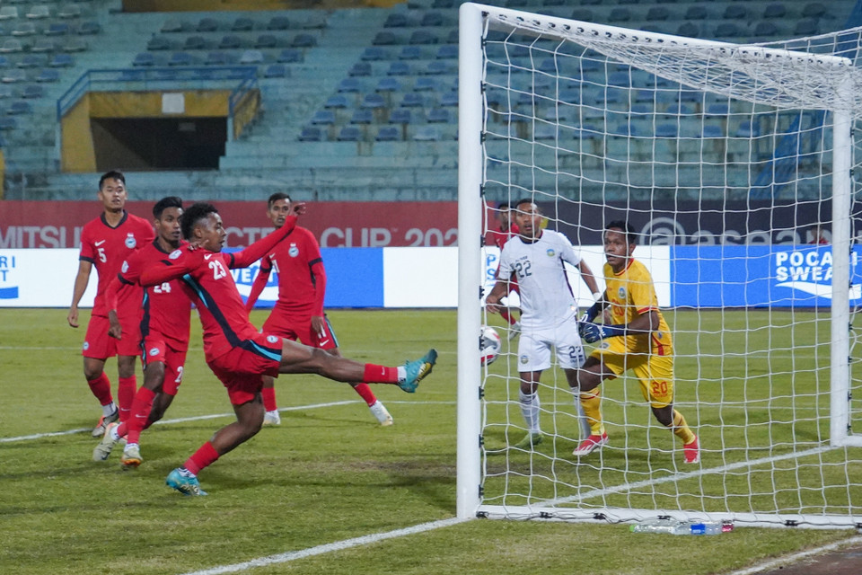 Ngay đầu hiệp 2, tiền đạo Rasaq Akeem (số 23) bên phía Singapore đã đưa bóng vào lưới Timor Leste, tuy nhiên bàn thắng không được công nhận do lỗi việt vị. (Ảnh: Việt Anh/Vietnam+)