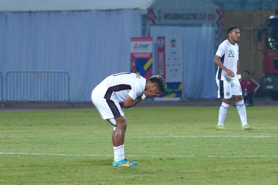 Joao Pedro ôm mặt tiếc nuối sau tình huống dứt điểm trúng cột dọc đối phương. (Ảnh: Việt Anh/Vietnam+)