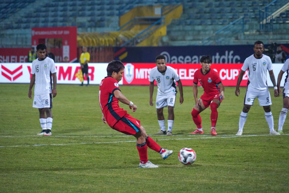 Đến phút thứ 76, Singapore được hưởng quả phạt 11m và tiền vệ Kyoga Nakamura đã không bỏ lỡ cơ hội để mở tỷ số cho đội khách. (Ảnh: Việt Anh/Vietnam+)