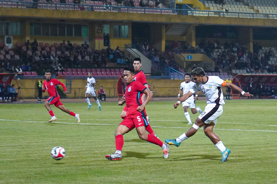Tuy nhiên, mũi nhọn mang áo số 10 của Timor Leste vẫn xoay sở thành công để thoát khỏi sự truy cản của đối phương. Đáng tiếc là pha dứt điểm của Joao Pedro lại đưa bóng đi ra ngoài. (Ảnh: Việt Anh/Vietnam+)