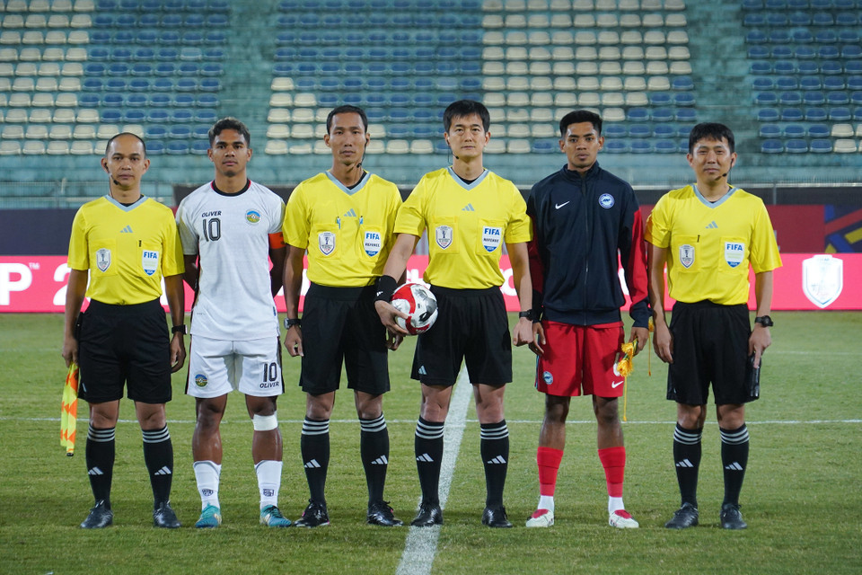 Tối 14/12, Đội tuyển Timor Leste (áo trắng) tiếp đón đội khách Singapore trên sân Hàng Đẫy (Hà Nội) trong trận đấu thuộc khuôn khổ bảng A - ASEAN Cup (AFF Cup) 2024. (Ảnh: Việt Anh/Vietnam+)