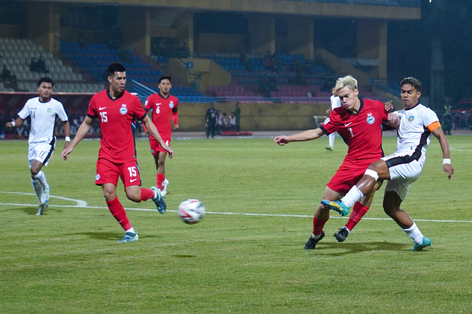 Pha dứt điểm đáng chú ý đầu tiên trong trận đấu thuộc về thủ quân Joao Pedro (ngoài cùng bên phải) bên phía đội chủ nhà. (Ảnh: Việt Anh/Vietnam+)