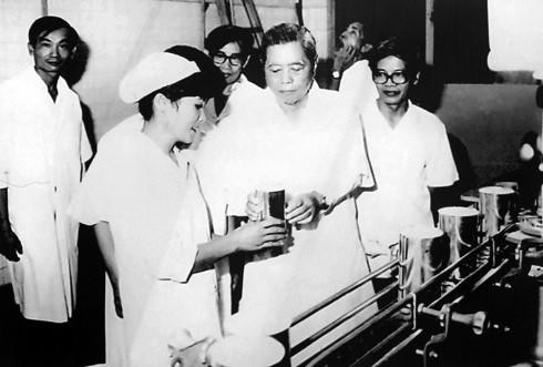 Tổng Bí thư Nguyễn Văn Linh thăm nhà máy sữa Dielac ở Thành phố Hồ Chí Minh, ngày 2/11/1990. (Ảnh: TTXVN)