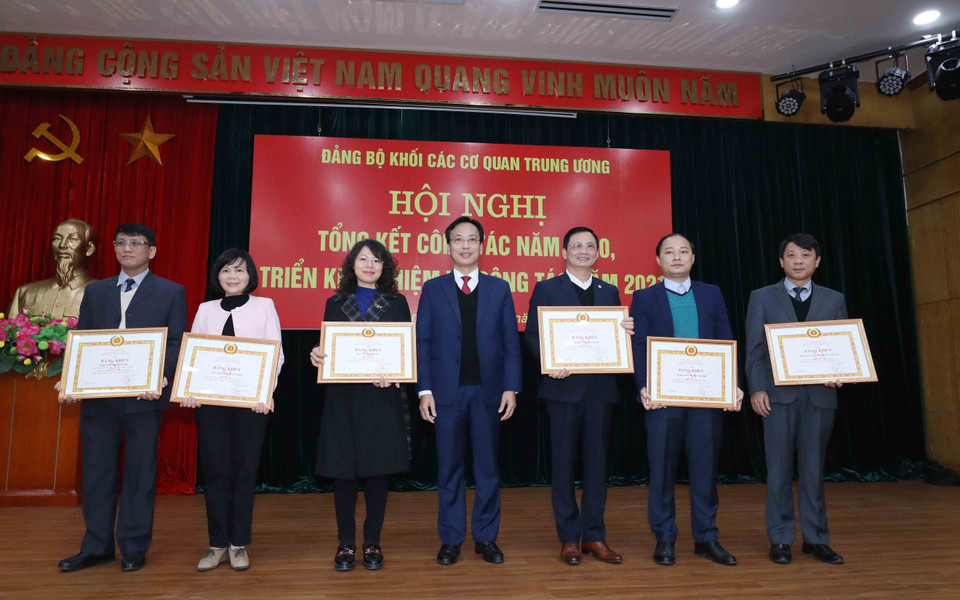 Tập thể có thành tích xuất sắc trong công tác tham mưu và phục vụ Đại hội Đảng bộ Khối các cơ quan Trung ương nhiệm kỳ 2020-2025 nhận Bằng khen của Đảng bộ Khối. (Ảnh: Phương Hoa/TTXVN)