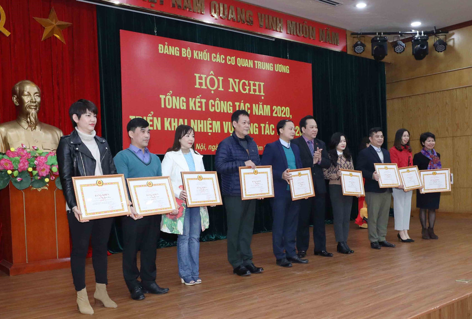 Các cá nhân có thành tích xuất sắc trong công tác tham mưu và phục vụ Đại hội Đảng bộ Khối các cơ quan Trung ương nhiệm kỳ 2020-2025 nhận Bằng khen của Đảng bộ Khối. (Ảnh: TTXVN)