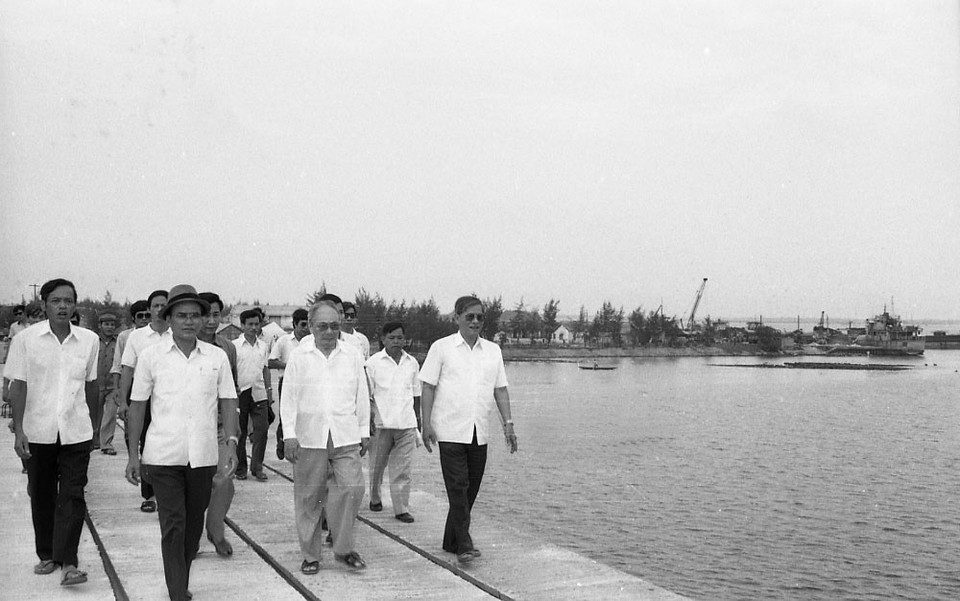 Chủ tịch Hội đồng Nhà nước Võ Chí Công thăm công trường xây dựng cầu qua sông Hương tại cảng Thuận An, trong chuyến thăm, làm việc tại tỉnh Bình Trị Thiên từ ngày 16-20/5/1989. (Ảnh: Minh Điền/TTXVN)