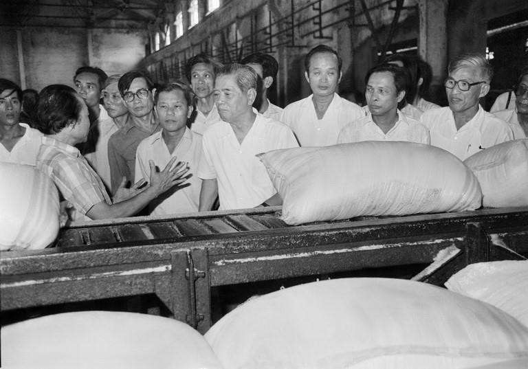 Từ 12-15/9/1990, Tổng Bí thư Nguyễn Văn Linh thăm nhà máy phân đạm Hà Bắc. (Ảnh: Xuân Lâm/TTXVN)