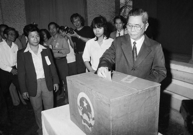 Tổng Bí thư Nguyễn Văn Linh bỏ phiếu bầu đại biểu Quốc hội khóa 8 và HĐND các cấp tại đơn vị bầu cử số 6, phường Quán Thánh, quận Ba Đình (Hà Nội), sáng 19/04/1987. (Ảnh: Xuân Lâm/TTXVN)